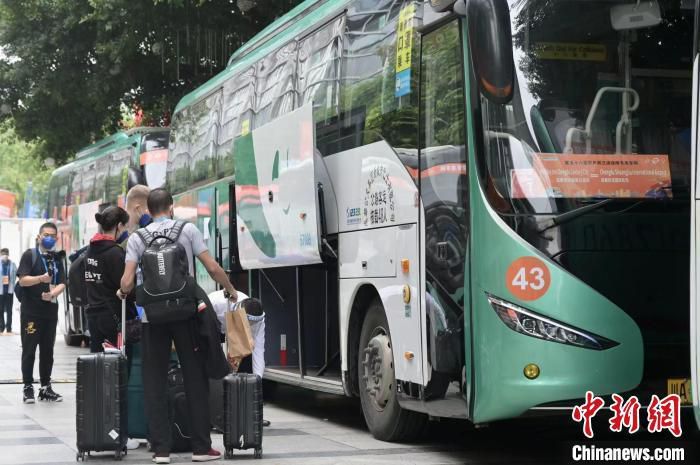 但天后却因怀上身孕辞演影片，随后伊斯特伍德忙于执导《泽西男孩》也退出了导演一职，该片也就此被交到了布莱德利;库珀和Lady Gaga的手上